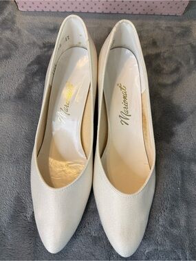 Marionat Women's White Ivory Pointed-Toe Satin Sheen Pump Size 8.5M Dyeable.